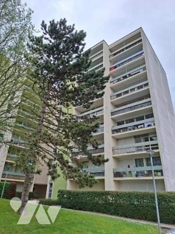 ANGERS- Quartier La Roseraie- Appartement T3 à rénover avec balcon et Garage.