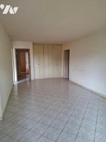 ANGERS- Quartier La Roseraie- Appartement T3 à rénover avec balcon et Garage.