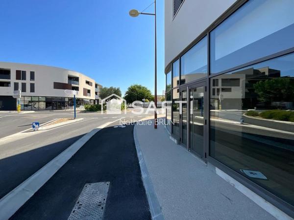 Local commercial de 130m² + stationnements