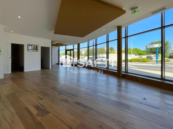 Local commercial de 130m² + stationnements