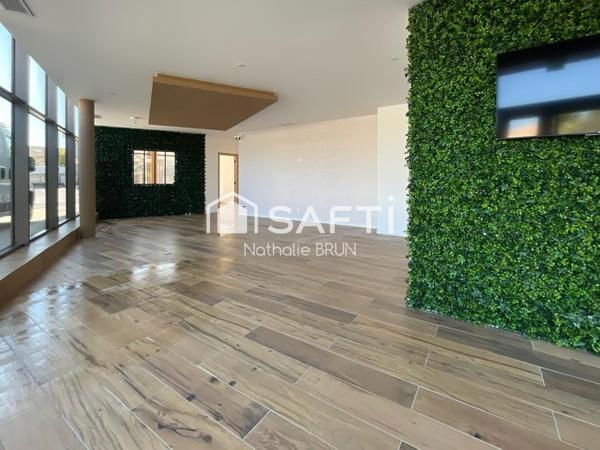 Local commercial de 130m² + stationnements