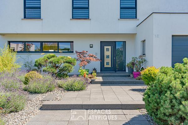 Maison contemporaine et sa piscine