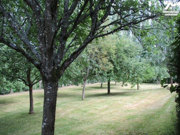 PROPRIETE sur parc arboré de 3986 m²  avec dépendances