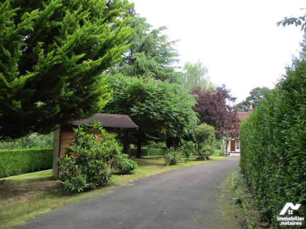 PROPRIETE sur parc arboré de 3986 m²  avec dépendances