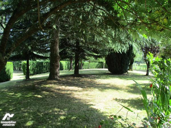 PROPRIETE sur parc arboré de 3986 m²  avec dépendances