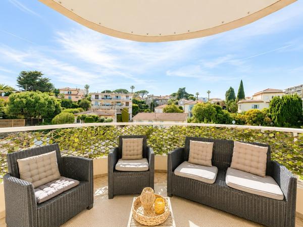 Charmant 2 pièces avec vaste terrasse et vue dégagée
