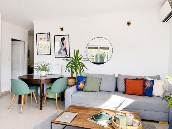 Charmant 2 pièces avec vaste terrasse et vue dégagée