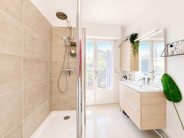 Charmant 2 pièces avec vaste terrasse et vue dégagée
