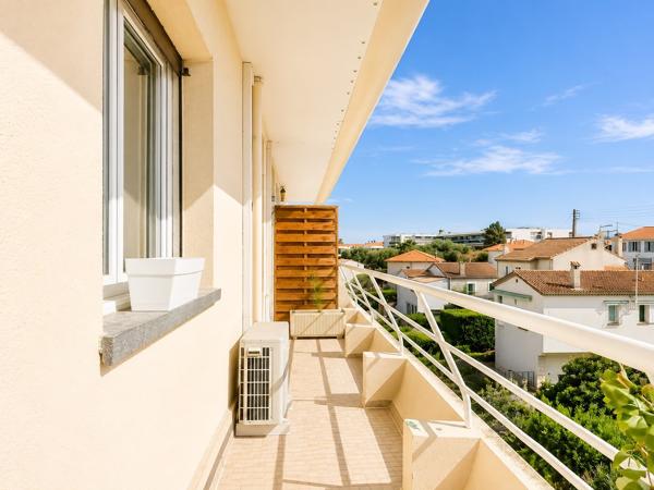 Charmant 2 pièces avec vaste terrasse et vue dégagée