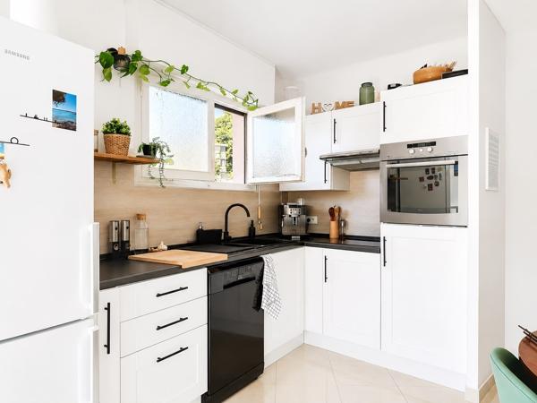 Charmant 2 pièces avec vaste terrasse et vue dégagée