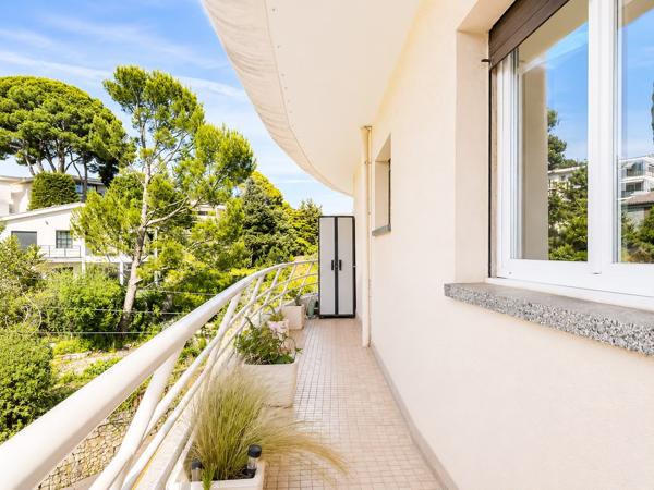 Charmant 2 pièces avec vaste terrasse et vue dégagée