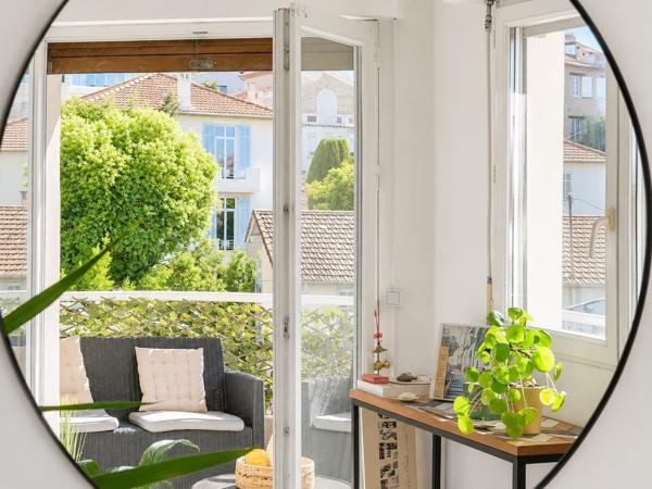 Charmant 2 pièces avec vaste terrasse et vue dégagée