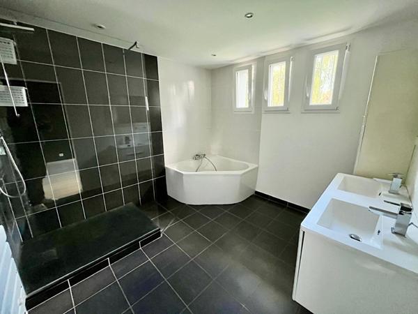 Superbe maison dans le coeur de ville de Meaux - 5 chambres - sous-sol total - jardin 1160 m2