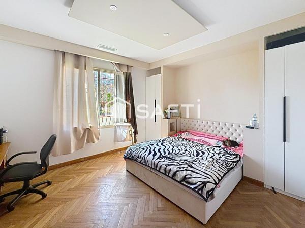 Maison 4 faces – 130 m² habitables – Terrain 730 m² – Un sous-sol 130m² À 10 min à pied de la cité médiévale