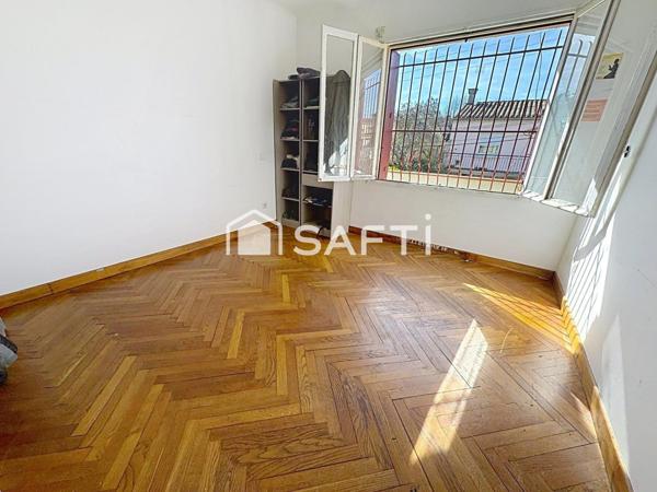 Maison 4 faces – 130 m² habitables – Terrain 730 m² – Un sous-sol 130m² À 10 min à pied de la cité médiévale