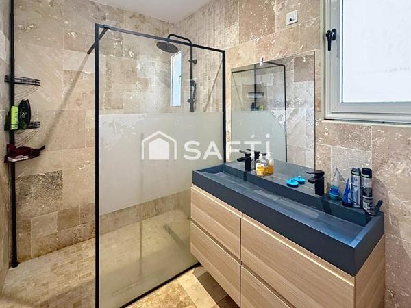 Maison 4 faces – 130 m² habitables – Terrain 730 m² – Un sous-sol 130m² À 10 min à pied de la cité médiévale