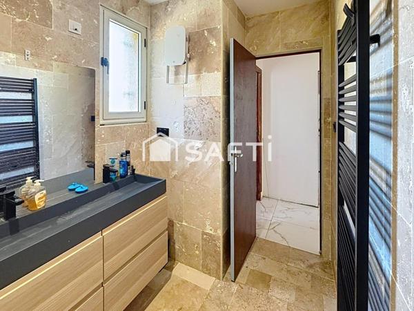 Maison 4 faces – 130 m² habitables – Terrain 730 m² – Un sous-sol 130m² À 10 min à pied de la cité médiévale