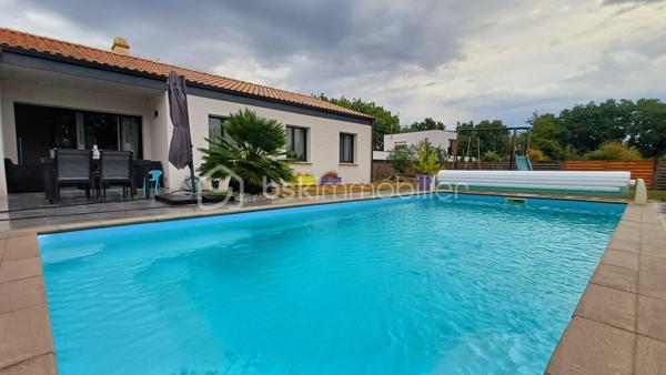 Venez découvrir cette jolie maison contemporaine de PLAIN-PIED construite en 2017 et parfaitement entretenue, nichée au cœur d'un environnement privilégié, boisé et au calme proche de l'hippodrome et de la baie de Cayola.
La maison se compose d'une belle pièce de vie lumineuse avec une cuisine entièrement équipée et aménagée. Une arrière cuisine avec un espace buanderie complète les prestations de la maison. Un bureau pouvant servir de chambre d'appoint, un espace à vivre idéal pour recevoir famille et amis ou pour le télétravail.
La partie nuit se compose de trois belles chambres avec des placards intégrés et un dressing. Une salle d'eau avec une douche à l'italienne et une baignoire complètent l'ensemble. 2 toilettes indépendants. Un beau garage avec une porte motorisée, idéal pour garer la voiture et le stockage du matériel.
A l'extérieur, vous trouverez une belle piscine agrémentée d'une jolie terrasse de plus de 50m2 et un pool house. Terrain clos et plat 1000m2 environ.
Coté technique:
- Système de chauffage par pompe à chaleur réversible AIR/AIR complété par des radiateurs électriques dans les chambres et un ballon d'eau chaude thermodynamique.
A visiter sans tarder!