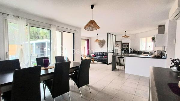 Venez découvrir cette jolie maison contemporaine de PLAIN-PIED construite en 2017 et parfaitement entretenue, nichée au cœur d'un environnement privilégié, boisé et au calme proche de l'hippodrome et de la baie de Cayola.
La maison se compose d'une belle pièce de vie lumineuse avec une cuisine entièrement équipée et aménagée. Une arrière cuisine avec un espace buanderie complète les prestations de la maison. Un bureau pouvant servir de chambre d'appoint, un espace à vivre idéal pour recevoir famille et amis ou pour le télétravail.
La partie nuit se compose de trois belles chambres avec des placards intégrés et un dressing. Une salle d'eau avec une douche à l'italienne et une baignoire complètent l'ensemble. 2 toilettes indépendants. Un beau garage avec une porte motorisée, idéal pour garer la voiture et le stockage du matériel.
A l'extérieur, vous trouverez une belle piscine agrémentée d'une jolie terrasse de plus de 50m2 et un pool house. Terrain clos et plat 1000m2 environ.
Coté technique:
- Système de chauffage par pompe à chaleur réversible AIR/AIR complété par des radiateurs électriques dans les chambres et un ballon d'eau chaude thermodynamique.
A visiter sans tarder!