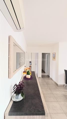 Venez découvrir cette jolie maison contemporaine de PLAIN-PIED construite en 2017 et parfaitement entretenue, nichée au cœur d'un environnement privilégié, boisé et au calme proche de l'hippodrome et de la baie de Cayola.
La maison se compose d'une belle pièce de vie lumineuse avec une cuisine entièrement équipée et aménagée. Une arrière cuisine avec un espace buanderie complète les prestations de la maison. Un bureau pouvant servir de chambre d'appoint, un espace à vivre idéal pour recevoir famille et amis ou pour le télétravail.
La partie nuit se compose de trois belles chambres avec des placards intégrés et un dressing. Une salle d'eau avec une douche à l'italienne et une baignoire complètent l'ensemble. 2 toilettes indépendants. Un beau garage avec une porte motorisée, idéal pour garer la voiture et le stockage du matériel.
A l'extérieur, vous trouverez une belle piscine agrémentée d'une jolie terrasse de plus de 50m2 et un pool house. Terrain clos et plat 1000m2 environ.
Coté technique:
- Système de chauffage par pompe à chaleur réversible AIR/AIR complété par des radiateurs électriques dans les chambres et un ballon d'eau chaude thermodynamique.
A visiter sans tarder!