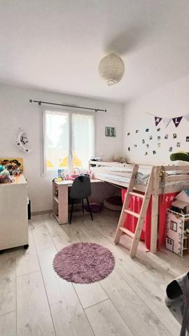 Venez découvrir cette jolie maison contemporaine de PLAIN-PIED construite en 2017 et parfaitement entretenue, nichée au cœur d'un environnement privilégié, boisé et au calme proche de l'hippodrome et de la baie de Cayola.
La maison se compose d'une belle pièce de vie lumineuse avec une cuisine entièrement équipée et aménagée. Une arrière cuisine avec un espace buanderie complète les prestations de la maison. Un bureau pouvant servir de chambre d'appoint, un espace à vivre idéal pour recevoir famille et amis ou pour le télétravail.
La partie nuit se compose de trois belles chambres avec des placards intégrés et un dressing. Une salle d'eau avec une douche à l'italienne et une baignoire complètent l'ensemble. 2 toilettes indépendants. Un beau garage avec une porte motorisée, idéal pour garer la voiture et le stockage du matériel.
A l'extérieur, vous trouverez une belle piscine agrémentée d'une jolie terrasse de plus de 50m2 et un pool house. Terrain clos et plat 1000m2 environ.
Coté technique:
- Système de chauffage par pompe à chaleur réversible AIR/AIR complété par des radiateurs électriques dans les chambres et un ballon d'eau chaude thermodynamique.
A visiter sans tarder!