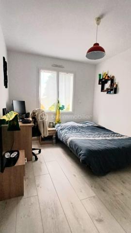Venez découvrir cette jolie maison contemporaine de PLAIN-PIED construite en 2017 et parfaitement entretenue, nichée au cœur d'un environnement privilégié, boisé et au calme proche de l'hippodrome et de la baie de Cayola.
La maison se compose d'une belle pièce de vie lumineuse avec une cuisine entièrement équipée et aménagée. Une arrière cuisine avec un espace buanderie complète les prestations de la maison. Un bureau pouvant servir de chambre d'appoint, un espace à vivre idéal pour recevoir famille et amis ou pour le télétravail.
La partie nuit se compose de trois belles chambres avec des placards intégrés et un dressing. Une salle d'eau avec une douche à l'italienne et une baignoire complètent l'ensemble. 2 toilettes indépendants. Un beau garage avec une porte motorisée, idéal pour garer la voiture et le stockage du matériel.
A l'extérieur, vous trouverez une belle piscine agrémentée d'une jolie terrasse de plus de 50m2 et un pool house. Terrain clos et plat 1000m2 environ.
Coté technique:
- Système de chauffage par pompe à chaleur réversible AIR/AIR complété par des radiateurs électriques dans les chambres et un ballon d'eau chaude thermodynamique.
A visiter sans tarder!