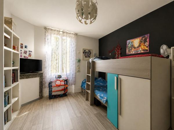 Ensemble immobilier maison + immeuble + terrain