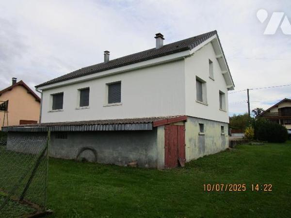 Secteur Calme : Maison d'habitation en bon état d'entretien, composée de : 
- Au rez-de-chauss...