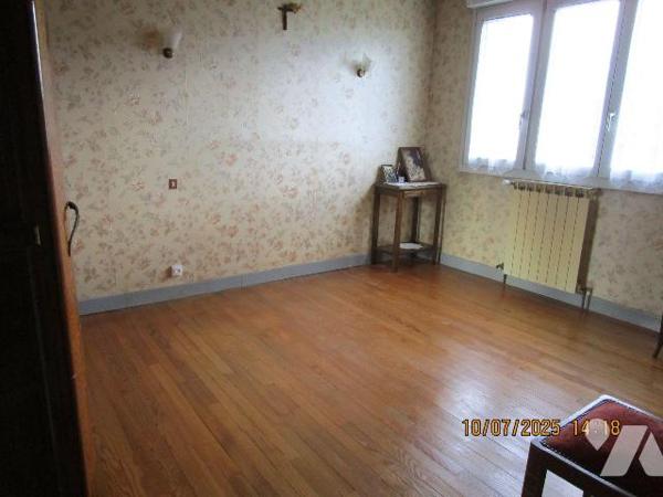 Secteur Calme : Maison d'habitation en bon état d'entretien, composée de : 
- Au rez-de-chauss...