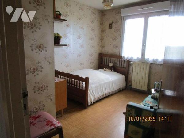 Secteur Calme : Maison d'habitation en bon état d'entretien, composée de : 
- Au rez-de-chauss...