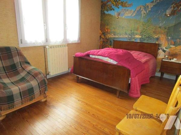 Secteur Calme : Maison d'habitation en bon état d'entretien, composée de : 
- Au rez-de-chauss...