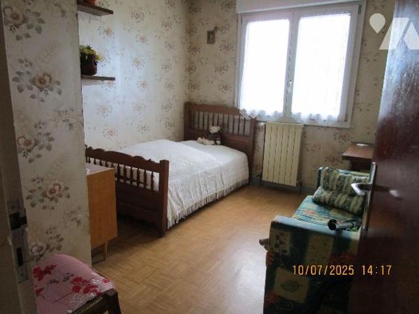 Secteur Calme : Maison d'habitation en bon état d'entretien, composée de : 
- Au rez-de-chauss...