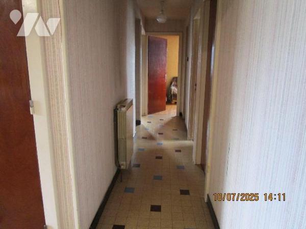 Secteur Calme : Maison d'habitation en bon état d'entretien, composée de : 
- Au rez-de-chauss...