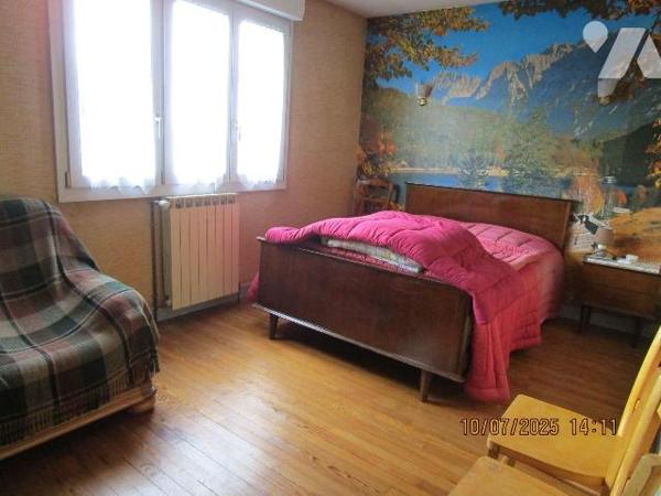 Secteur Calme : Maison d'habitation en bon état d'entretien, composée de : 
- Au rez-de-chauss...