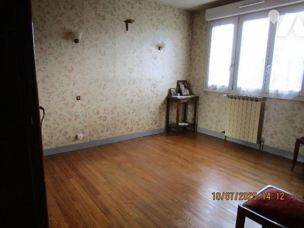 Secteur Calme : Maison d'habitation en bon état d'entretien, composée de : 
- Au rez-de-chauss...