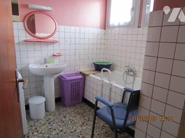 Secteur Calme : Maison d'habitation en bon état d'entretien, composée de : 
- Au rez-de-chauss...