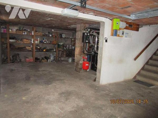 Secteur Calme : Maison d'habitation en bon état d'entretien, composée de : 
- Au rez-de-chauss...