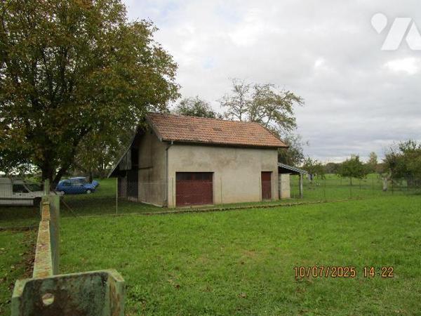 Secteur Calme : Maison d'habitation en bon état d'entretien, composée de : 
- Au rez-de-chauss...