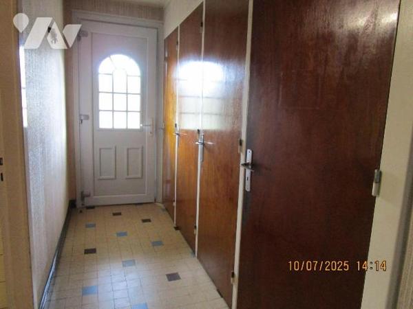 Secteur Calme : Maison d'habitation en bon état d'entretien, composée de : 
- Au rez-de-chauss...