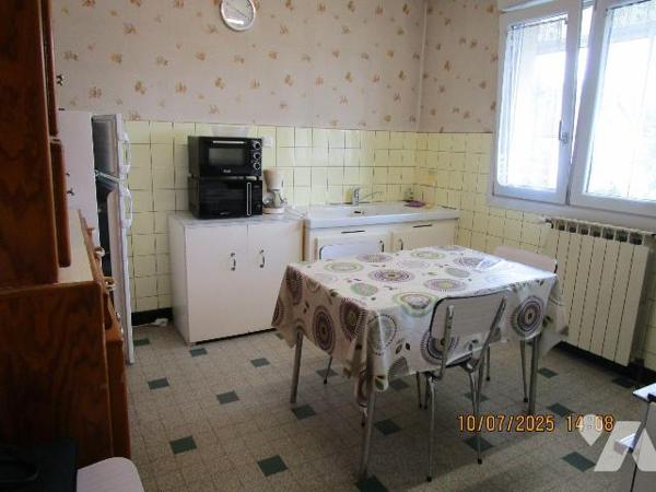 Secteur Calme : Maison d'habitation en bon état d'entretien, composée de : 
- Au rez-de-chauss...