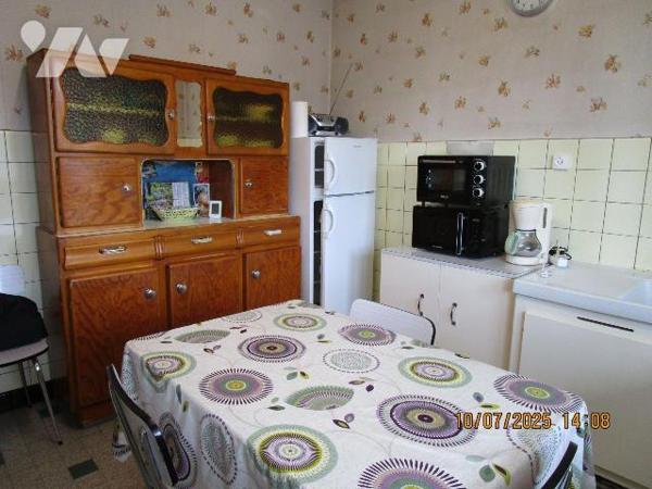 Secteur Calme : Maison d'habitation en bon état d'entretien, composée de : 
- Au rez-de-chauss...