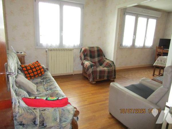 Secteur Calme : Maison d'habitation en bon état d'entretien, composée de : 
- Au rez-de-chauss...