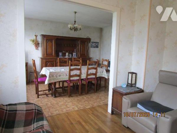 Secteur Calme : Maison d'habitation en bon état d'entretien, composée de : 
- Au rez-de-chauss...