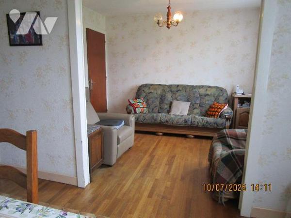 Secteur Calme : Maison d'habitation en bon état d'entretien, composée de : 
- Au rez-de-chauss...