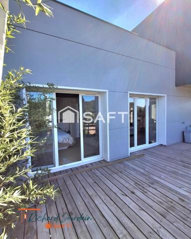 Plain-pied contemporain avec piscine et terrain privé
