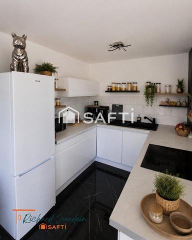 Plain-pied contemporain avec piscine et terrain privé