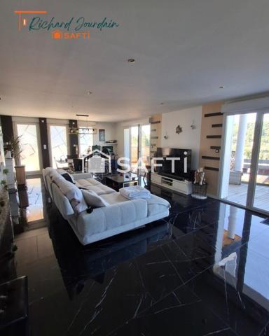 Plain-pied contemporain avec piscine et terrain privé