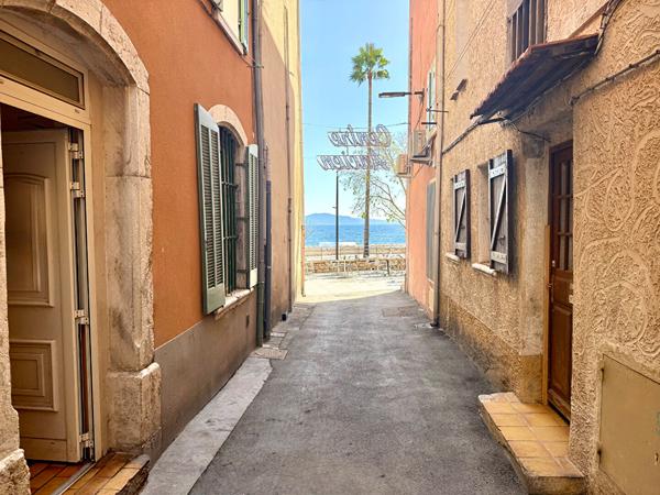 Appartement Rénové en Bord de Mer à La Ciotat - Traversant - Investissement.