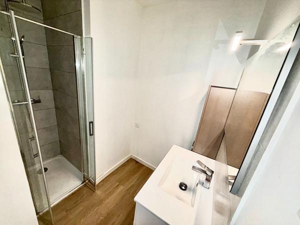 Appartement Rénové en Bord de Mer à La Ciotat - Traversant - Investissement.