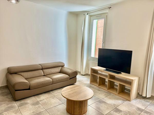 Appartement Rénové en Bord de Mer à La Ciotat - Traversant - Investissement.